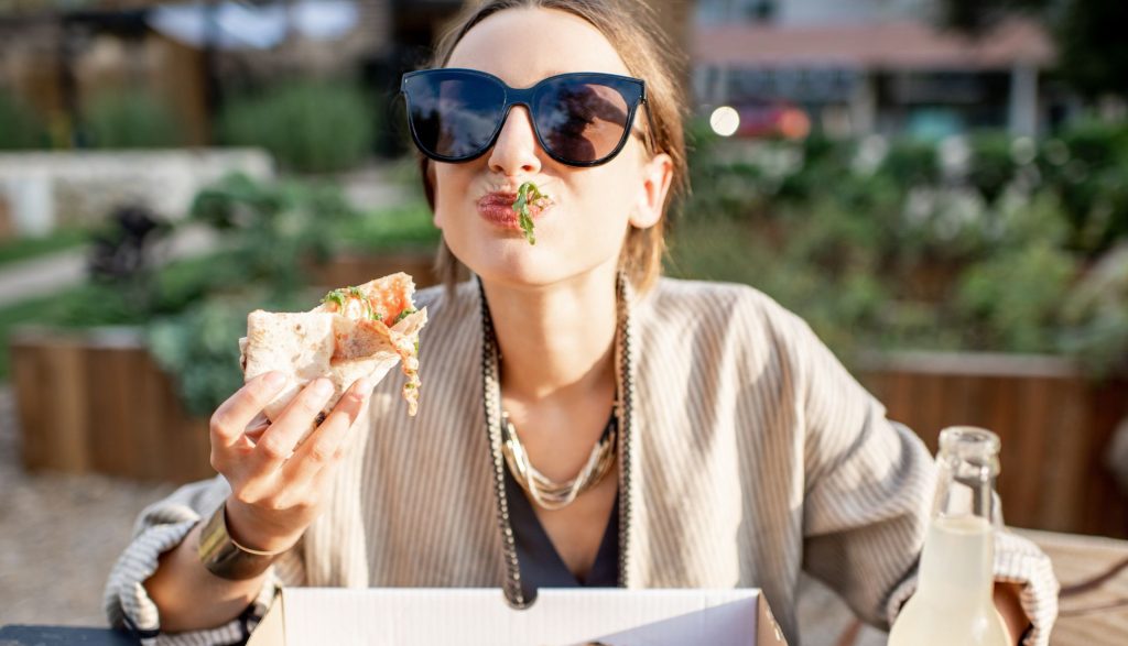 Donna felice di mangiare senza sensi di colpa