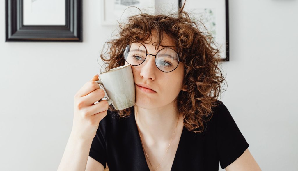 Donna visivamente stanca delle diete restrittive